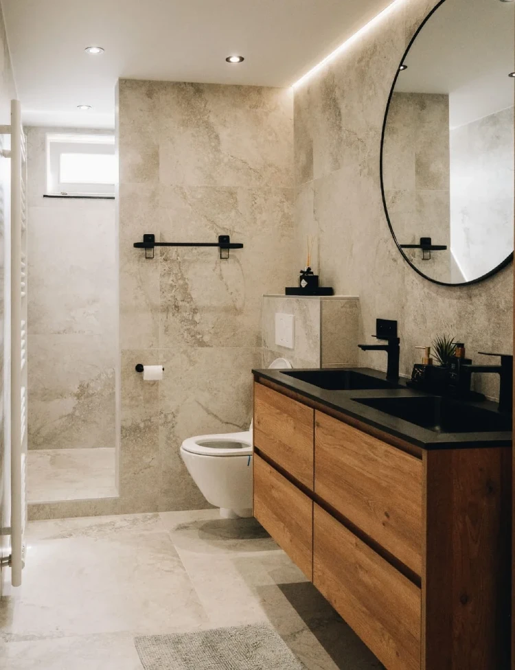 A picture of a tidy bathroom that has been thoroughly cleaned by Sparkle n' Clean's deep cleaning service.